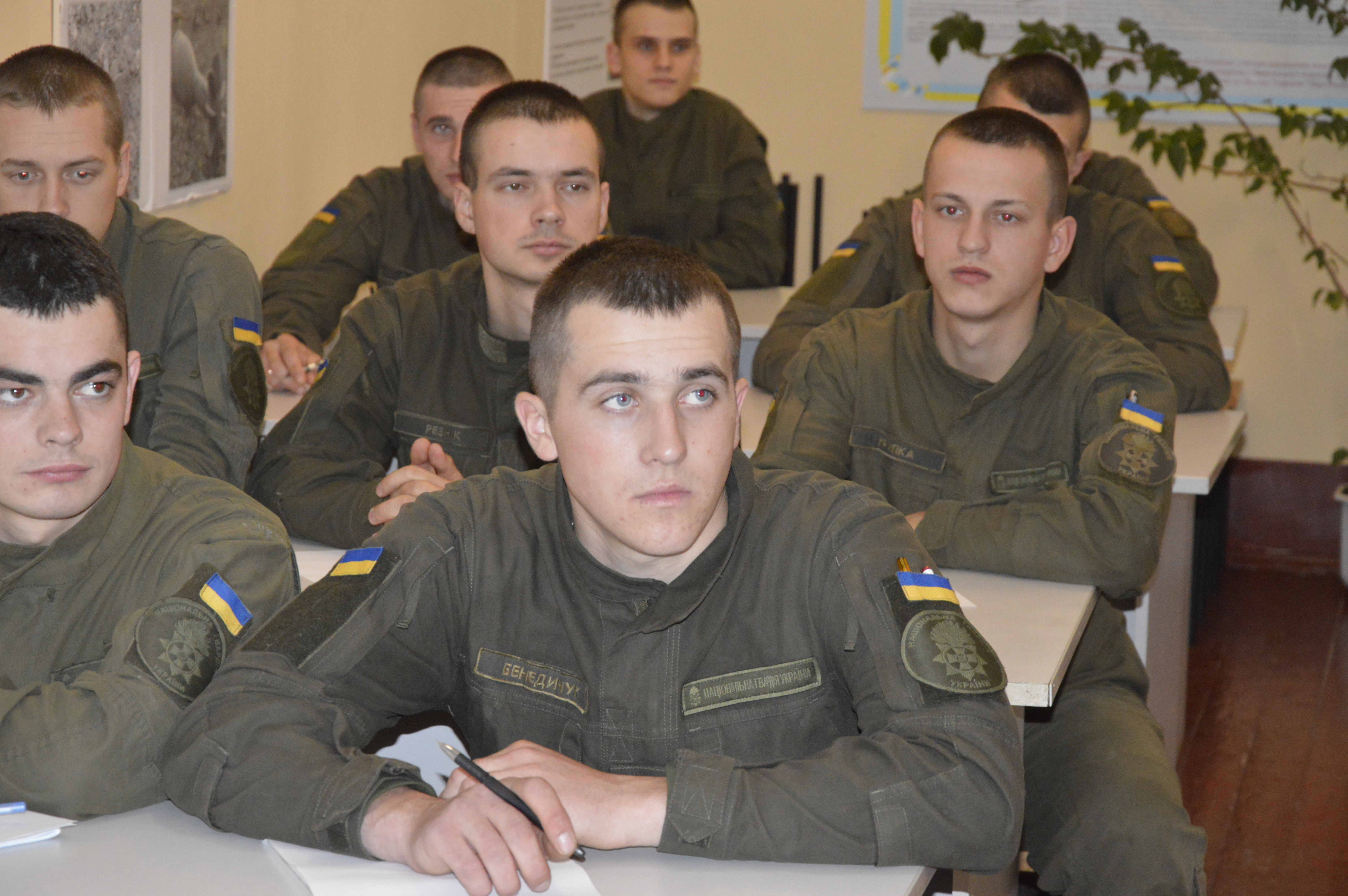 Національні гвардійці уважно слухають твір